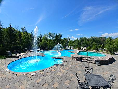 Hôtel de Montagne Cap Tremblant - Nouveauté été 2020: Zone rafraîchissante avec brumisateurs et jeux et jeux d'eau.